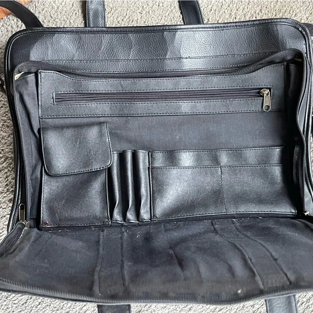 LAPTOP BRIEFCASE/ATTACHE/BOOKBAG! Hand or shoulder straps. Black Faux Leather.